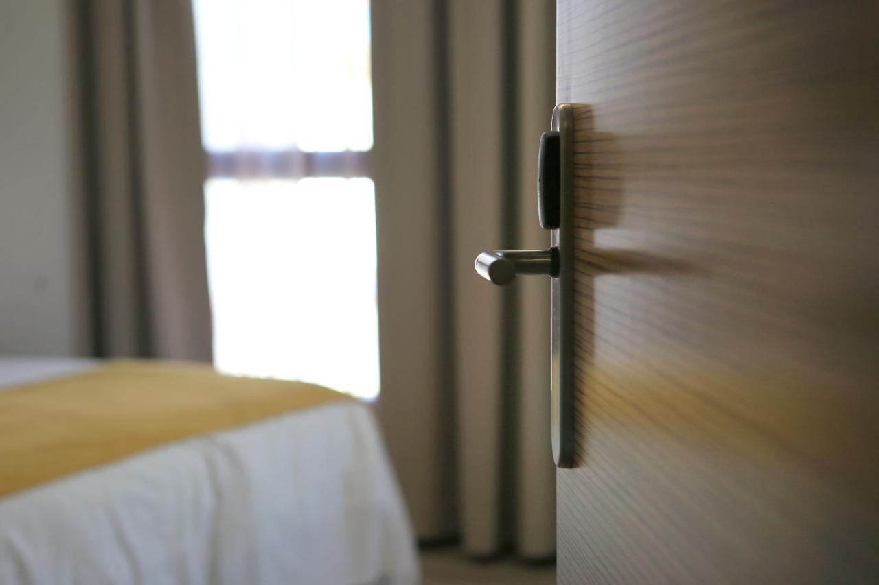 Hotel Leo Монестерио Екстериор снимка
